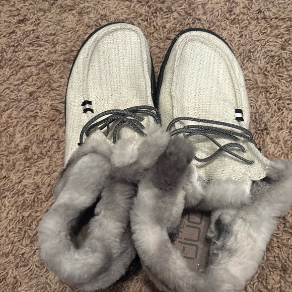 Hey Dude Women's Winter Boots with Gray Fur Lining - Picture 1 of 2
